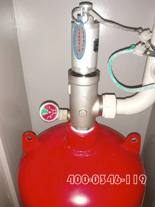 安裝二氧化碳氣體滅火系統通常會使用哪種啟動方式？